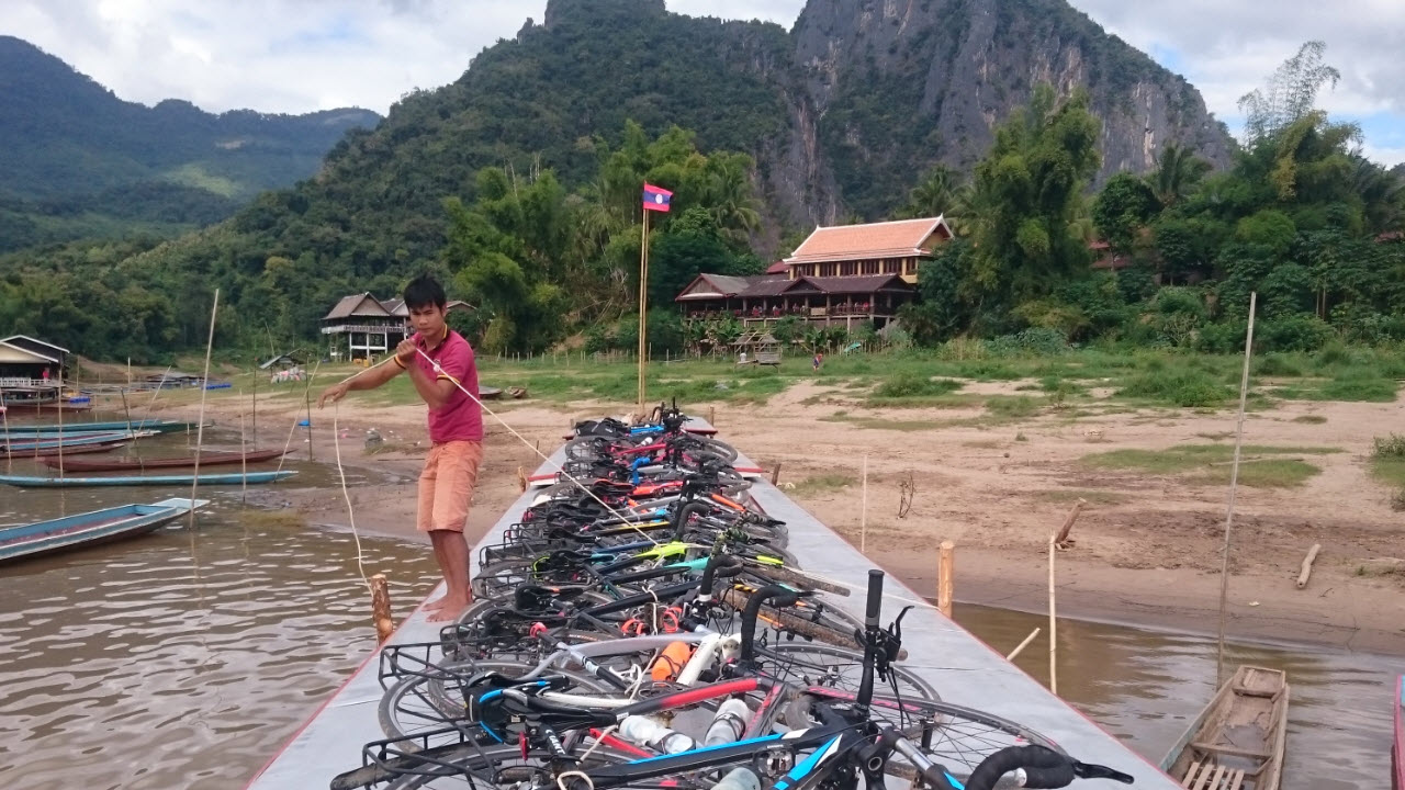 boat-cruise-Luangprabang